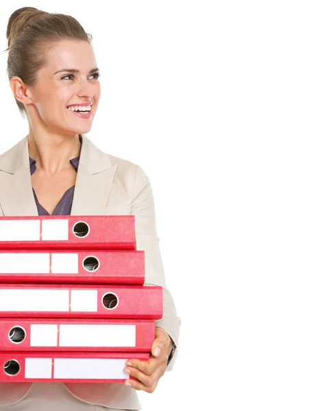 Donna d'affari felice con pila di cartelle in cerca di spazio di copia — Foto Stock