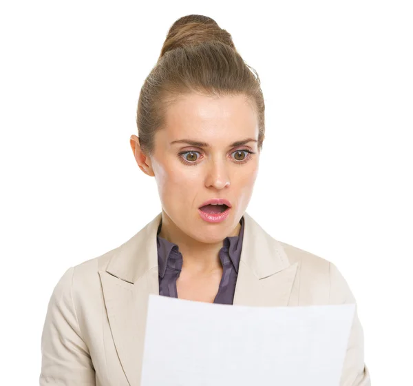 Surprised business woman reading document — Stock Photo, Image