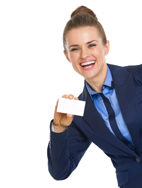 Sorrindo mulher de negócios mostrando cartão de visita — Fotografia de Stock