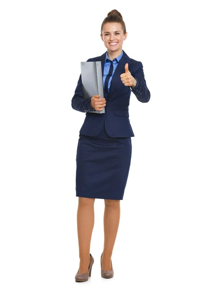 Retrato de larga duración de mujer de negocios feliz con la carpeta que muestra — Foto de Stock