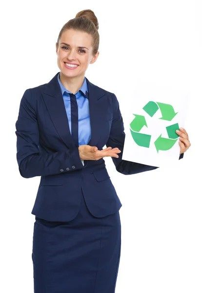 Glückliche Geschäftsfrau zeigt Recycling-Zeichen — Stockfoto