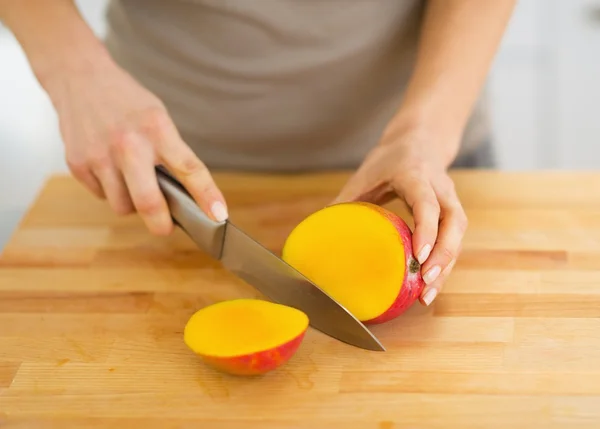 Nahaufnahme einer Frau, die Mango schneidet — Stockfoto