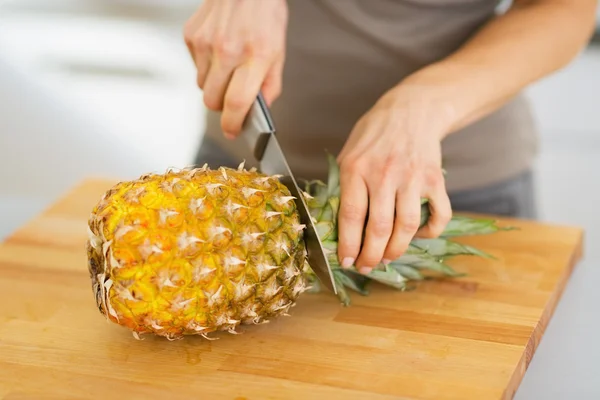 Gros plan sur la femme coupant l'ananas — Photo