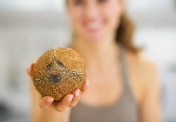 Detailní záběr na kokos v ruce mladé ženy — Stock fotografie