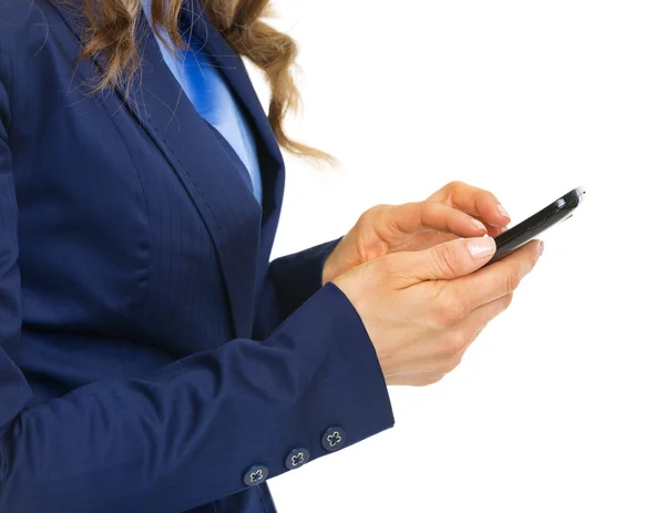 Primer plano de la mujer de negocios escribiendo sms — Foto de Stock