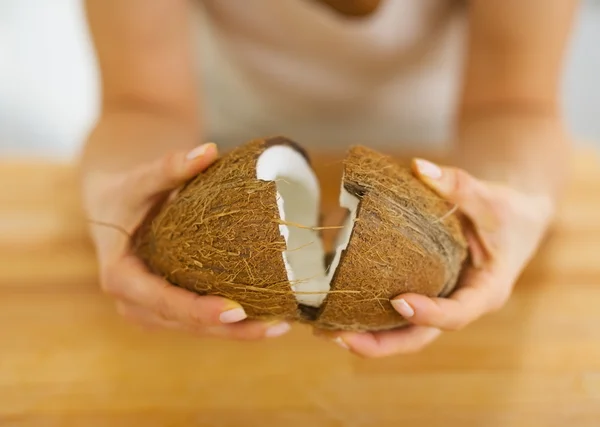 Closeup on young woman opening coconut — Stock Photo, Image