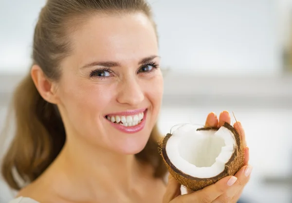 Retrato de jovem sorridente mostrando coco — Fotografia de Stock