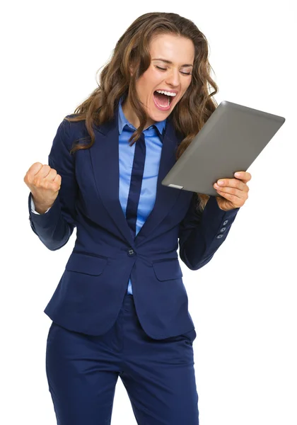 Glückliche Geschäftsfrau mit Tablet-PC freut sich über Erfolg — Stockfoto