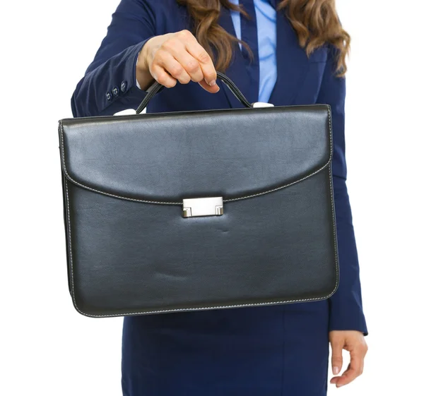 ブリーフケースを与えてビジネス女性へのクローズ アップ — ストック写真