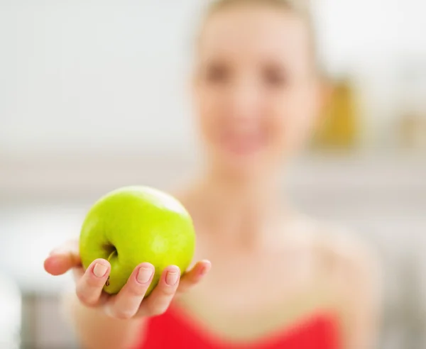 Nahaufnahme auf Apfel in der Hand einer jungen Frau lizenzfreie Stockfotos