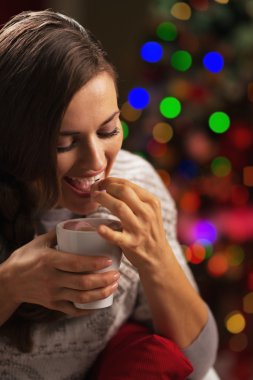 genç kızla mutlu: fincan sıcak içecek içinde lokum yemek