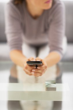 tatlı genç kadın sms yazma