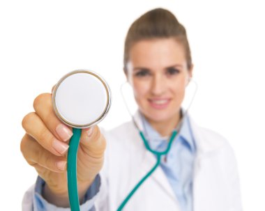 Tatlı doktor kadın stetoskop kullanarak