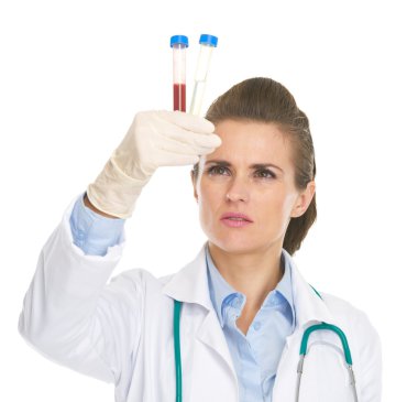 Doktor kadın test tüpleri kontrol