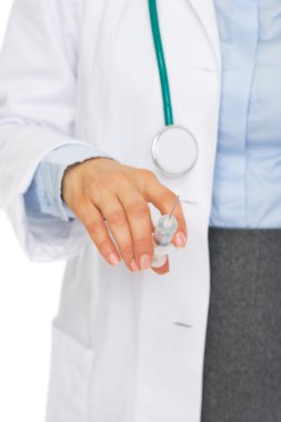 Tatlı doktor kadının elinde şırınga üzerinde