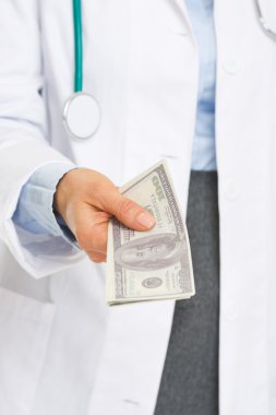 Tatlı doktor kadının elinde dolar