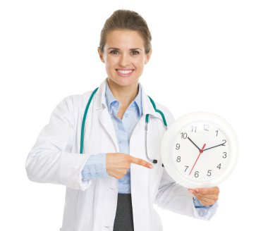 saati gösteren doktor gülümseyen