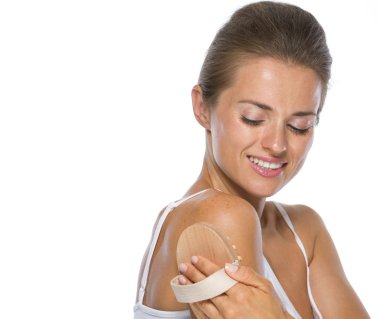 mutlu genç kadın masaj aleti kullanma