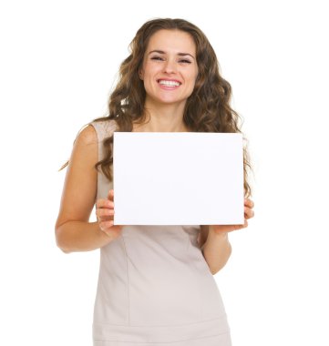 boş kağıt gösterilen mutlu bir genç kadın portresi