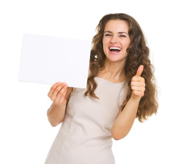 boş kağıt ve yukarı gösteren gülümseyen genç kadın