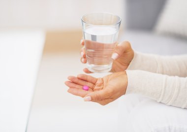 tatlı hap ve genç kadının elinde su