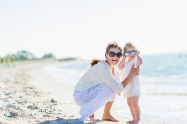 mutlu anne ve bebek güneş gözlüğü plaj portre