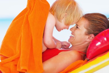 mutlu anne ve bebek tatil keyfi portresi