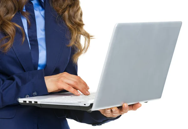 Primo piano sulla donna d'affari che lavora sul computer portatile — Foto Stock