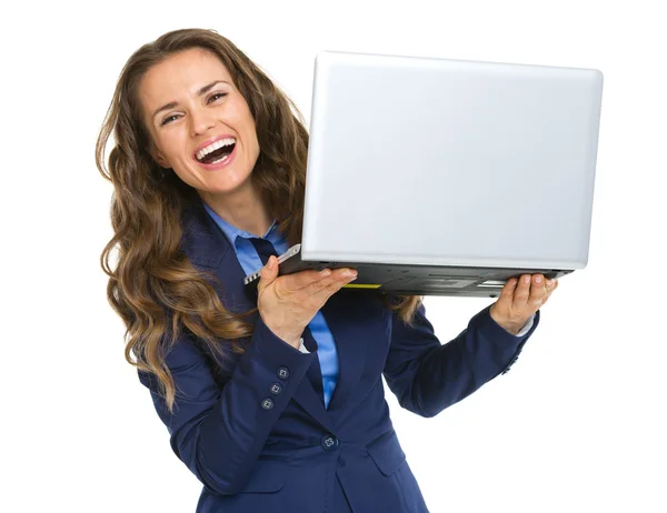 Sorrindo mulher de negócios olhando para fora do laptop — Fotografia de Stock