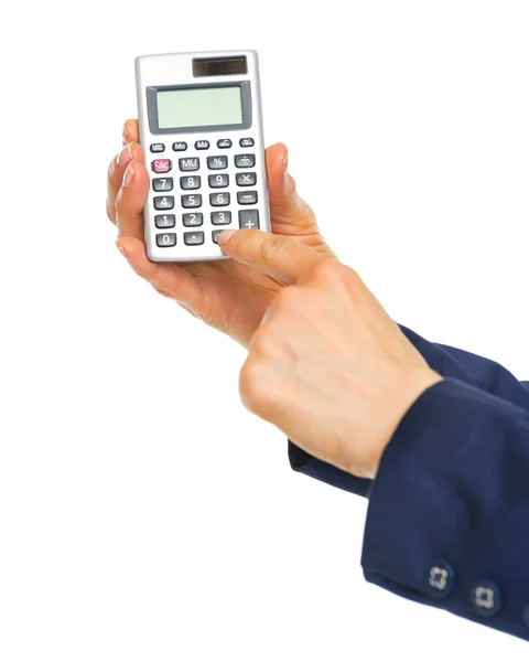 Close-up op zakelijke vrouw handen met behulp van calculator — Stockfoto