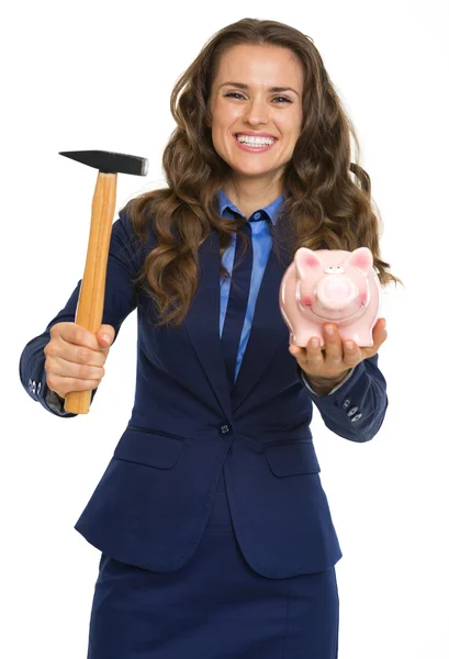 Sorrindo mulher de negócios dando porquinho banco e martelo — Fotografia de Stock