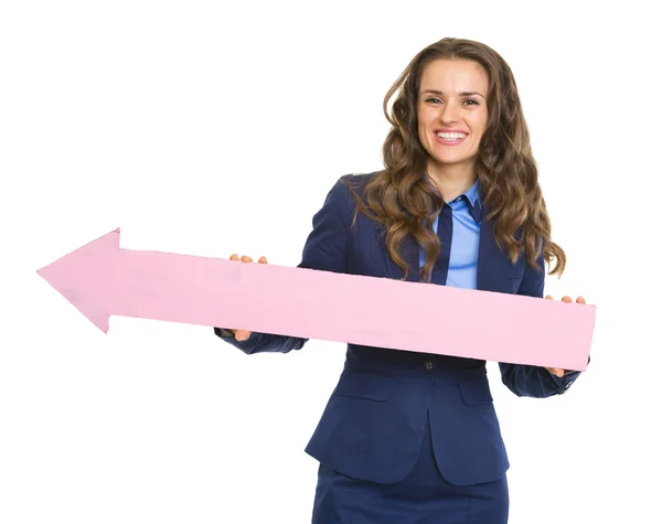 Mujer de negocios sonriente apuntando en el espacio de copia con flecha —  Fotos de Stock