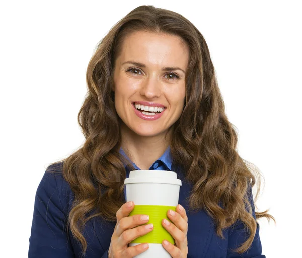 Retrato de mulher de negócios sorridente com xícara de bebida quente — Fotografia de Stock