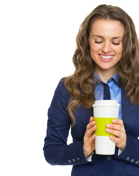 Feliz mujer de negocios sosteniendo taza de bebida caliente — Foto de Stock