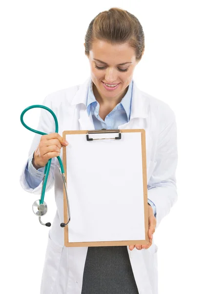 Médico mulher mostrando área de transferência em branco — Fotografia de Stock