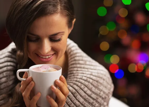 Mulher feliz com xícara de chocolate quente com marshmallow na frente — Fotografia de Stock