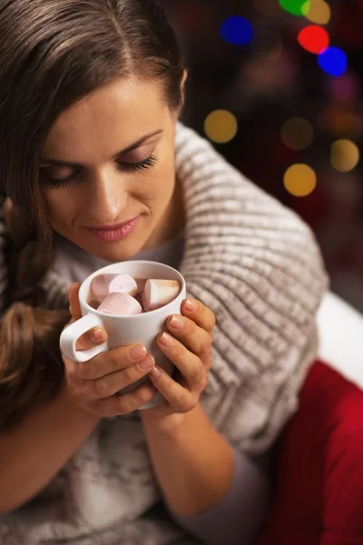 Mujer joven con taza de chocolate caliente con malvavisco en frente — Foto de Stock