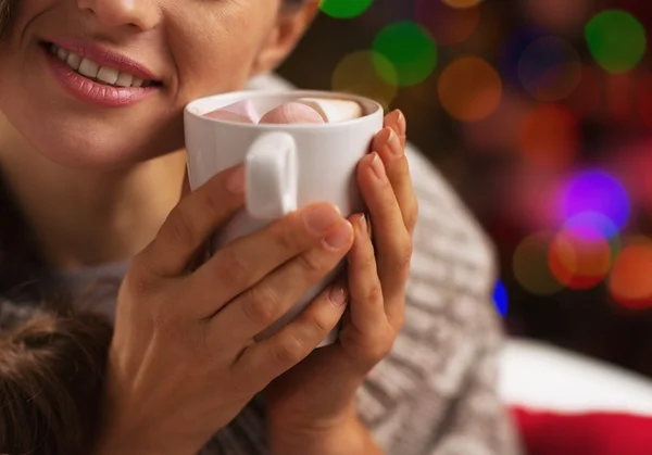 Nahaufnahme einer jungen Frau mit einer Tasse heißer Schokolade mit Marshmallo — Stockfoto