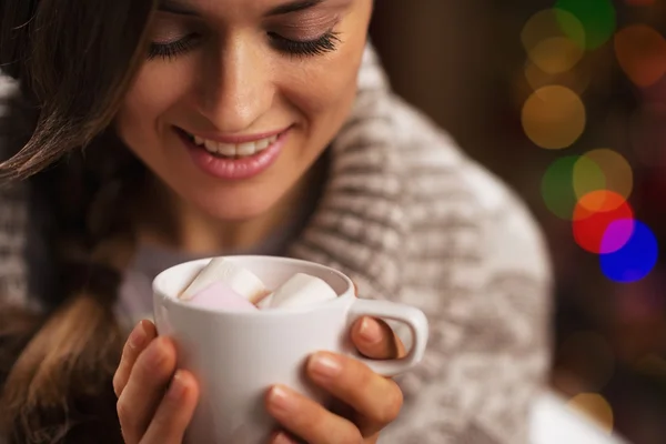 Gelukkig jonge vrouw met kop warme chocolademelk met marshmallow — Stockfoto