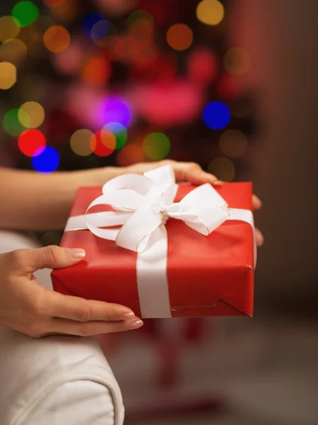 Primo piano sull'albero di Natale davanti alle luci dell'albero di Natale — Foto Stock