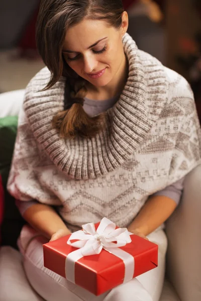 Jovem mulher segurando caixa de presente de Natal — Fotografia de Stock