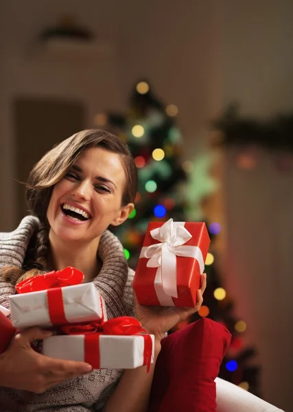 Felice giovane donna seduta davanti all'albero di Natale — Foto Stock