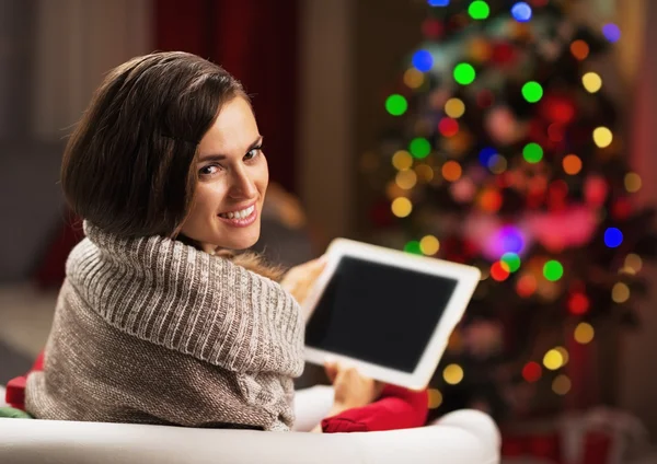 Szczęśliwa młoda kobieta z komputera typu tablet przed choinki — Zdjęcie stockowe