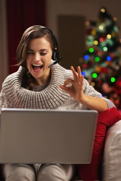 Jonge vrouw met video-chat met familie voor ch glimlachen — Stockfoto