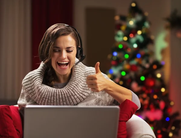 Jonge vrouw tonen duimen omhoog terwijl het hebben van video-chat in glimlachen — Stockfoto