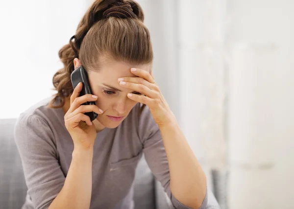 Mujer joven estresada hablando teléfono celular — Foto de Stock