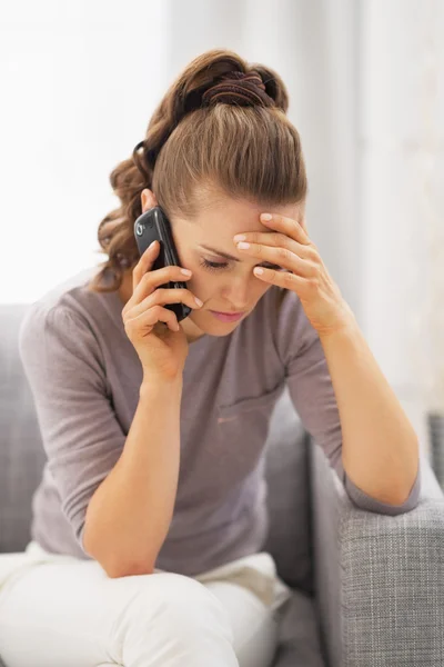 Frustrated young woman talking mobile phone — Stock Photo, Image