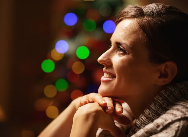 Portret van gelukkige jonge vrouw voor lichten van Kerstmis — Stockfoto