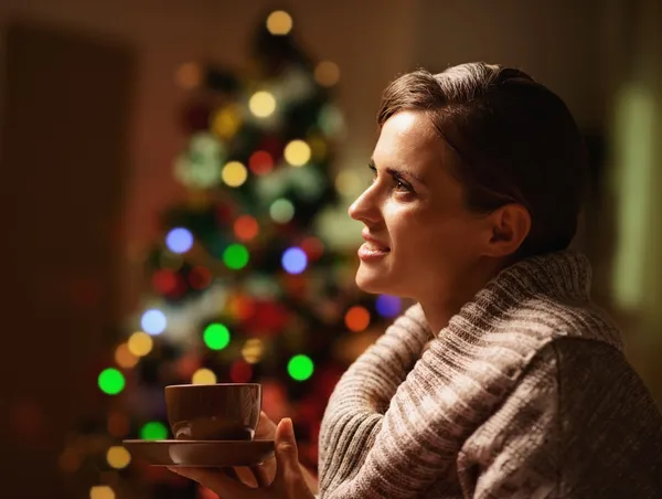 Jonge vrouw met cup van warme drank voor Christus dromen — Stockfoto