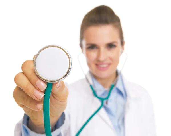 Detailní záběr na lékař ženu pomocí stetoskopu — Stock fotografie